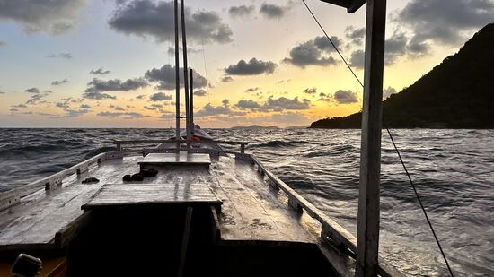 …und es wird dunkel und nochmal spannend. Denn unser Käptns hat sich nicht zeigen lassen wo das Licht am Boot angeht—so müssen wir unsere Anlegestelle im dunkeln finden…