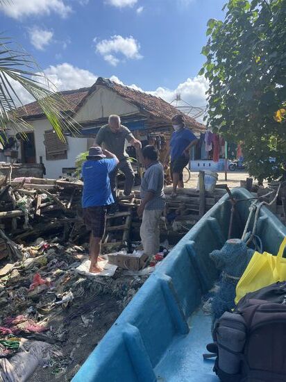 Leider, leider ist hier wieder der viele Müll zu sehen….obwohl ich sagen muss—es war vor Jahren NOCH schlimmer—tatsächlich halten die Leute die Straßen und ihre eigenen Grundstücke schon etwas sauberer—aber es ist nur der berühmte Tropfen….
