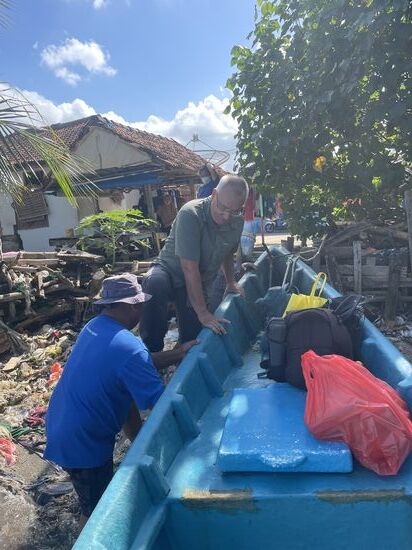 Auch Thomas bekommt Hilfe von Acing, dem Captain beim Einsteigen ins Boot…