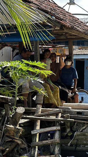 Die ganze Familie und Nachbarn stehen bereit. Die Frauen kichern wie immer—die Männer sind etwas zurückhaltender und schauen aber auch sehr interessiert….
Mr. Haris und Acing sind ja förmlich Fotoverrückt….dauernd machen sie Fotos