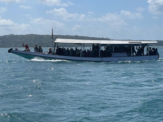 Das ist wohl der Shuttle zwischen Gili und Bawean—ziemlich voll 
