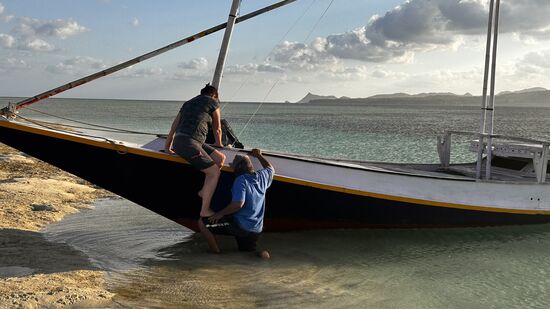 Unser Käptn ermöglich uns einen bequemen Einstieg ins Boot…