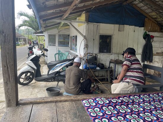 Da haben wir eine—der Mann muss aber auch erstmal losflitzen und irgendwelche Ersatzteile oder Werkzeug holen.—in der Zwischenzeit warten wir hier auf einem Gazebo oder „Dhurung“ - wie sie hier auf Bawean heißen…das sind diese typisch indonesischen überdachten Holzplattformen