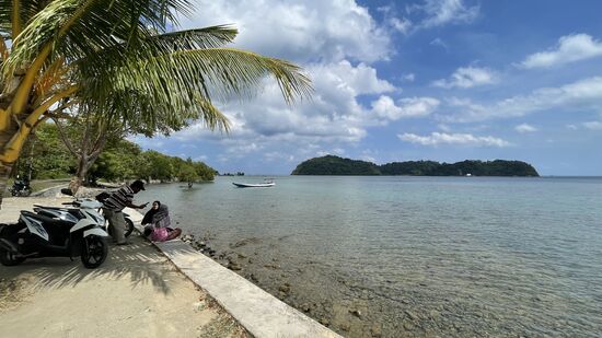 Als der Reifen repariert ist, gehts weiter und wir stoppen an diesem Punkt mit Blick auf „Cina Beach“ - der Strand dort soll wunderschön sein