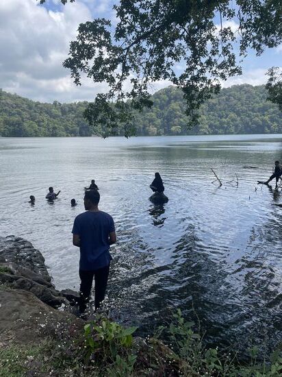 Am See ist eine Gruppe Jugendlicher—klar, es ist Sonntag!!
Was machen die da? Sie angeln kleine Fische fürs Aquarium—ich glaube, es sind Barsche-stolz zeigen sie mir eine Tüte, in der unzählige Fische zappeln