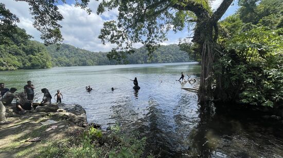 Ein Mädel spricht gut Englisch und wir plaudern—sie sind wieder sehr interessiert, woher ich komme…etc…