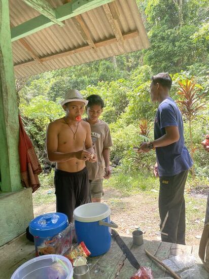 Ich verteile meine letzten Süßigkeiten, auch von Xenias Babyparty gibts noch ein paar süße „Schnuller“ 