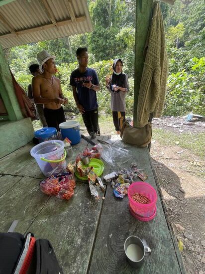 Sie laden mich auf ihren „Dhurung“ ein—ich soll zugreifen. Ich probiere natürlich ein paar Sachen. U.a. Auch die eisgekühlte „Susu“ -die gezuckerte und stark verdünnte Dosenmilch
