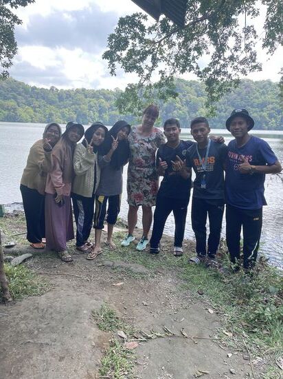 Ein Gekichere und Gelache..die Mädels haben sich extra Hüte aufgesetzt…