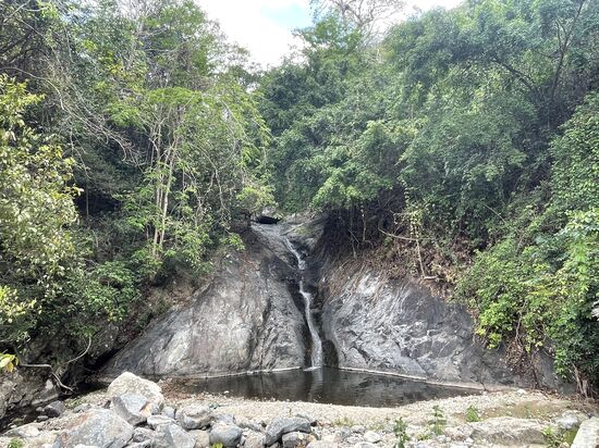 Auf dem Rückweg besuchen wir noch dieses „Rinnsaal“ , welches aber auch noch als Wasserfall ausgewiesen ist..