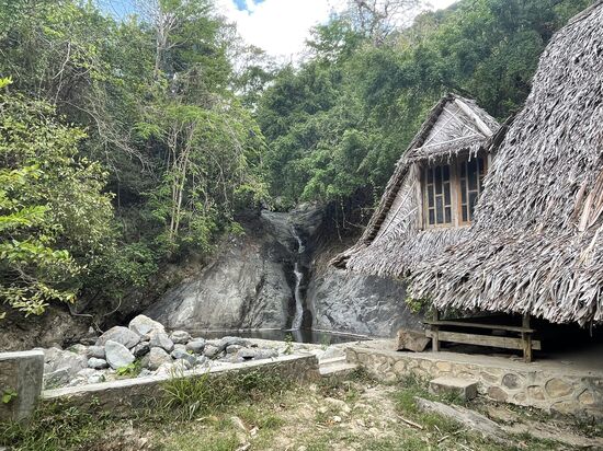 Sieht eher nach einem Badebecken aus….ich mache ein paar Fotos und Mr. Haris ein Nickerchen…dummerweise vergisst er dort seine Sonnenbrille