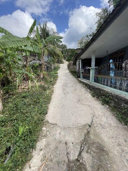 Nun gehts hinauf zum Kratersee, dem „Danau Kastoba“—wir müssen vor diesem Aufstieg parken—von hier wäre es noch 30 Minuten zu trekken, lt Mr. Haris
Schade-man sieht es nicht , aber dieser Weg ist sowas von steil!-
Teilweise hat fast das Gefühl waagerecht zu gehen