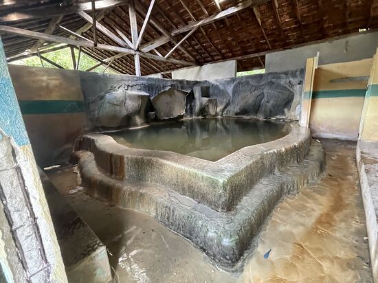 Ok—zum Glück ist es leer hier. Es gibt 3 Becken, die abgetrennt sind: 2 für Männer und eins für Frauen