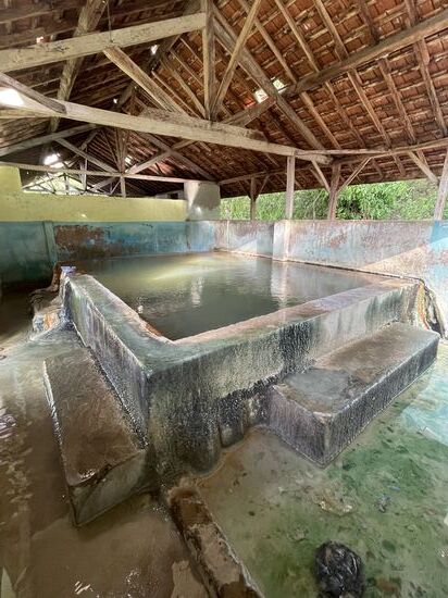 Ein Mann ist nur hier und der kleidet sich gerade an…dieses Becken hier ist sehr, sehr heiß…ich werde ermuntert ein Bad zu nehmen. Bin aber unsicher wegen der strengen Regeln bzgl „Badekleidung“