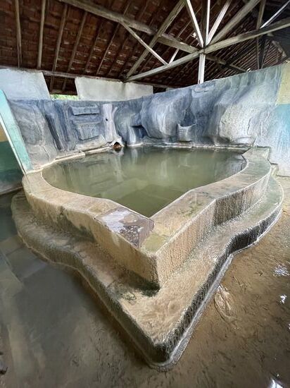 Das ist das Frauenbecken—da ich hier allein bin, eh meinen Badeanzug drunter habe und es ja SO gesund sein soll, gehe ich auch für 15 Minuten in das heiße Becken….es tut echt gut!!