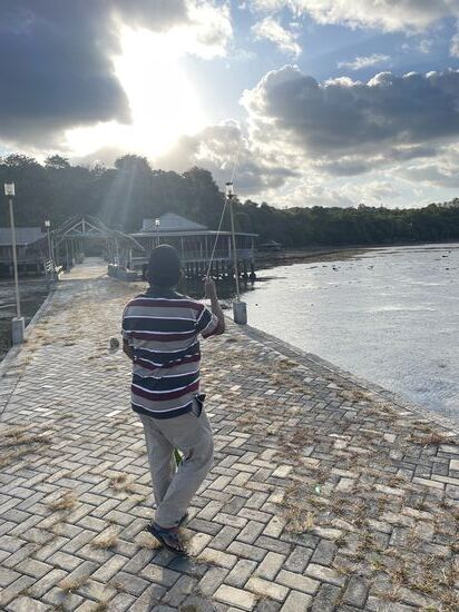 Er spielt etwas damit und bindet ihn dann an einen Pfosten