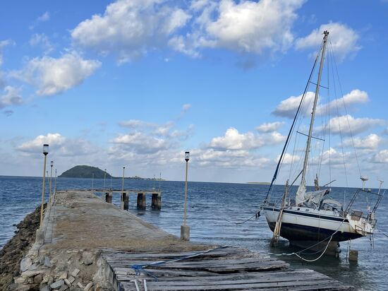 Es ist gerade Niedrigwasser, es gibt hier zwar Restaurants und ein Café aber keine Menschenseele ist hier. Dort hinten sind die Gili-Inseln, auf denen wir gestern waren