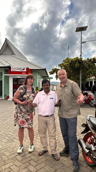 Mr. Haris hat es sich natürlich nicht nehmen lassen uns abzuholen und mit dem Scooter zum Hafen zu bringen—dafür musste er 2x fahren