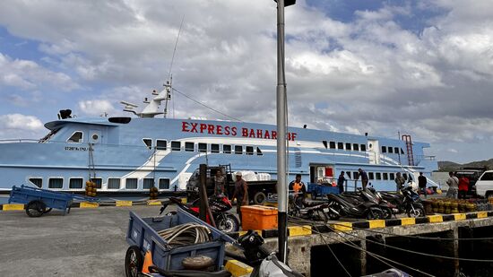 Es scheinen sich immer 2 Fähren abzuwechseln—heute ist die größere dran.