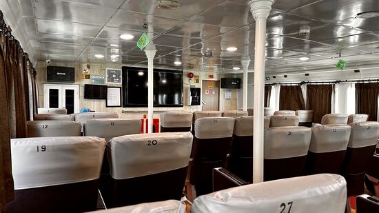 Wir haben wieder VIP-Tickets für 224.000 IDR p.P. genommen und sind hier fast die einzigen—allgemein ist die Fähre sehr leer