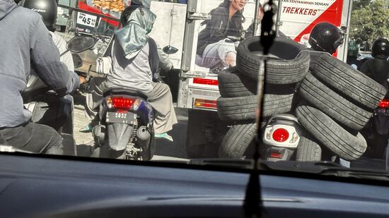 Gegen 13Uhr legen wir in Gresik an und bestellen uns über „Grab“ einen Transport—der schlängelt uns durch das Verkehrschaos bis zum Bahnhof nach Surabaya