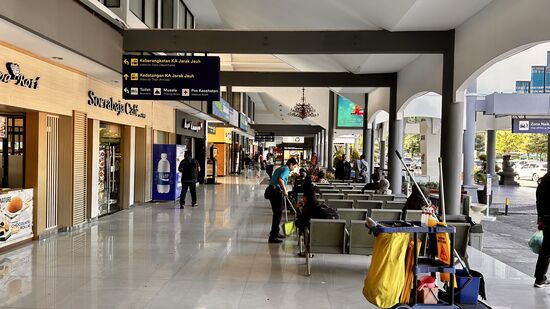 Hier am Bahnhof haben wir noch Zeit—unser Zug geht erst kurz vor 17 Uhr