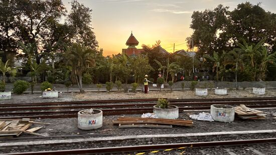 Die Zugfahrt von Surabaya nach Probolinggo dauert knappe 2 Stunden