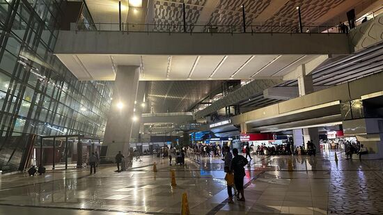 12 Stunden später landen wir in Jakarta—es ist hier durch die Zeitverschiebung schon Abend und dunkel—ich staune nicht schlecht, was sich hier so getan hat! 
Fast 20 Minuten flotter Fußweg bis zur Immigration sind nun angesagt!