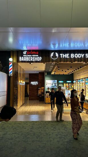 Das Hotel befindet sich auf dem 2nd Floor und wir sind erstmal dran vorbeigelaufen.
Direkt davor sind die ganzen Check-in Schalter für die internationalen Flüge.
Leider müssen wir für unseren Flug nach Borneo zum Terminal 1 mit einem Shuttle.
Also doch nicht so ganz ideal…