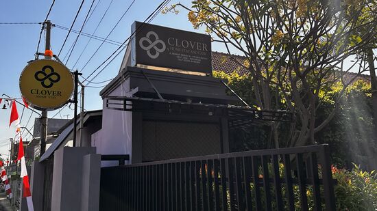 Auf dem Grundstück ist ein Parkplatz und hier stehen auch einige Autos.
Hier werden Shuttle-Dienste und auch Ausflüge angeboten.