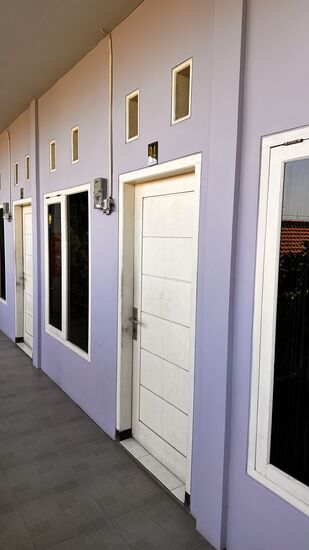 Diese haben alle eigenes Bad und WC—sind sehr spartanisch, aber neu und sauber