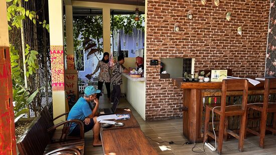 Ich kann sehen, wie einige Gäste abgeholt werden und einige kommen von der Nachtfahrt zurück. Die Küche ist hinter der Rezeption