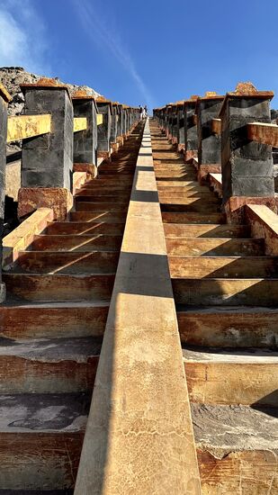 Die sind steil, schmal und teilweise mit Asche bedeckt