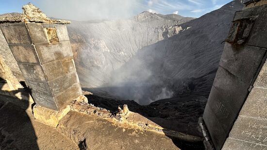 Aber der Aufstieg lohnt sich!! Der Blick in den rauchenden Vulkan ist HAMMER!!