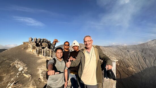 Hier treffen wir auch indonesische Besucher…