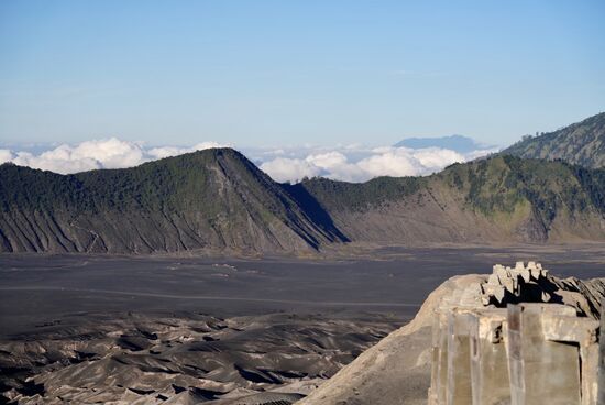 Blick von oben auch die Mondlandschaft um die Krater