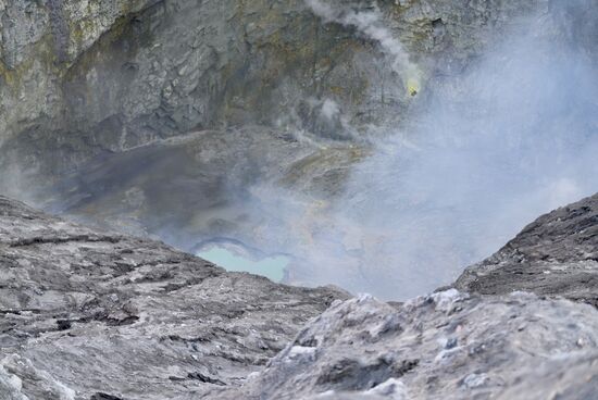 Der Bromo ist 2329m Hoch und einer der aktivsten Vulkane auf Java.
Bei seinem Ausbruch im Jahre 2004 starben 2 Menschen—