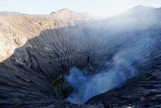 2010 gab es eine weitere Eruptionsphase und der Umkreis von 2km um den Krater wurde alles gesperrt