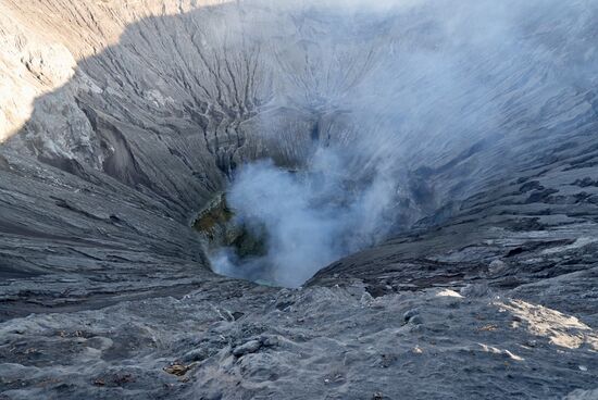 2013 war ich mit Thalia hier und vom 12. November 2015 bis 12. November 2016 brach er erneut aus.
Zweimal mußte der Flughafen Malang wegen Vulkanasche geschlossen werden
Eine weitere Ausbruchsphase begann im März 2019