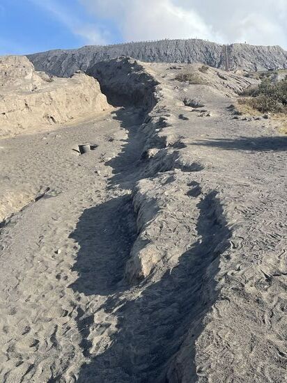 Es geht zurück: faszinierend hier die Spuren der Lava…