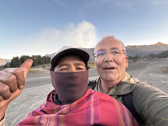 Der Fahrer lässt es sich nicht nehmen, hält unterwegs und macht erstmal ein Selfie. Thomas revanchiert sich direkt 