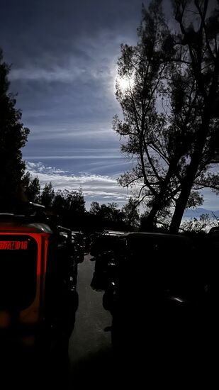 Viele Jeeps stehen da schon Schlange und wir stellen uns hinten an…