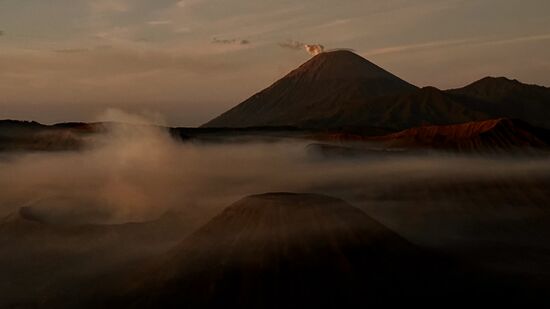 Ganz hinten ist der Vulkan „Semeru“ , der auch immer wieder spuckt….