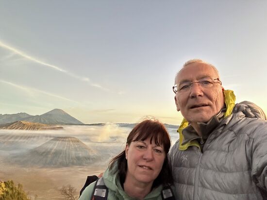 Auch wenn der Aufstieg schweißtreibend war, die Wartezeit in dieser Höhe von ca. 2.700 Meter ist „recht frisch“. Nehmt Euch also eine Decke mit oder wie wir, mehrere Schichten Kleidung. Mützen und Handschuhe werden für kleines Geld reichlich angeboten.