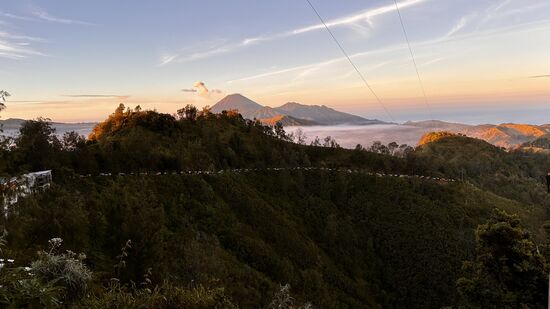 Unglaublich: wie an einer Perlenkette stehen dort hunderte Jeeps und kommen nicht vor und nicht zurück.