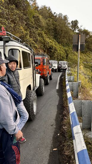 Warten ist angesagt. Diejenigen, die in der Nacht als erstes am Berg waren, sind die, die jetzt am längsten warten müssen. Wir schlängeln uns durch die Fahrzeuge ….
hier haben wir zumindest reichlich Platz für uns