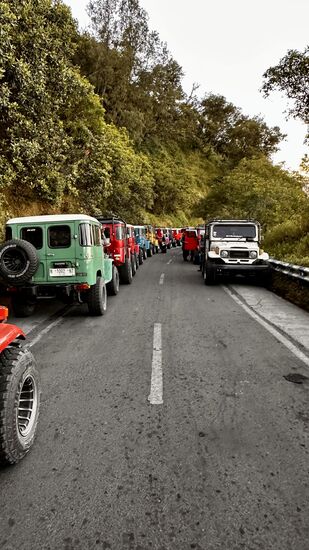 …..und hier lockert es sich dann ein wenig auf. Punkt 6 Uhr sind wir an unserem Fahrzeug und können dann auch direkt runter ins Tal fahren.