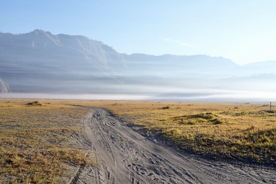 Im Tal liegt dünner Nebel.