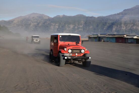 Nach und nach treffen die Jeeps vom Berg ein und tauchen das ganze Tal in Staub. Unsere Kleidung und Rucksäcke sind über und über voll Staub und Vulkanasche.. Thomas packt sein Foto-Equipment vorsichtshalber ein.