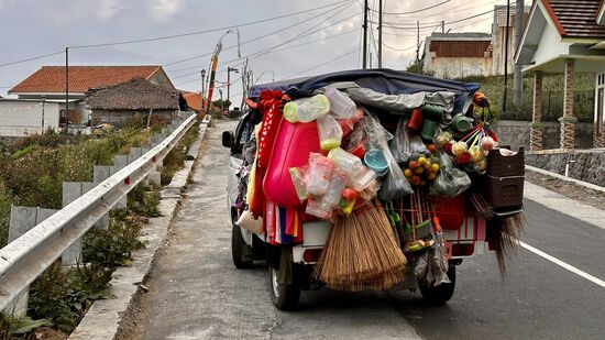 Wir sind zurück von unserer Tour, haben ein paar Stunden geschlafen und gehen um 14 Uhr zum Essen. Auf dem Wege treffen wir auf diesen Händler. Sein Angebot ist riesig und richtet sich nicht an die Touristen, sondern an die Einheimischen. Von der Klobürste, Kleider, BHs bis zu Besen und Wannen hat er alles an Bord.
